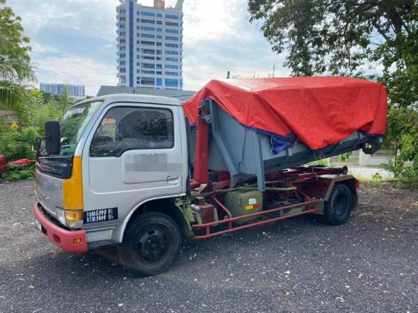 Lori dan tong sampah antara yang dirampas daripada suspek.