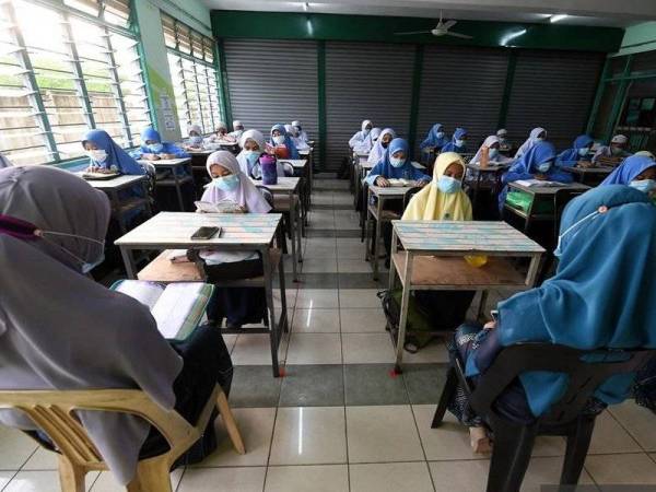 KPM di peringkat akhir menubuhkan jawatankuasa bebas untuk menangani kes amalan pemeriksaan fizikal terhadap pelajar perempuan yang datang haid. - Foto Bernama