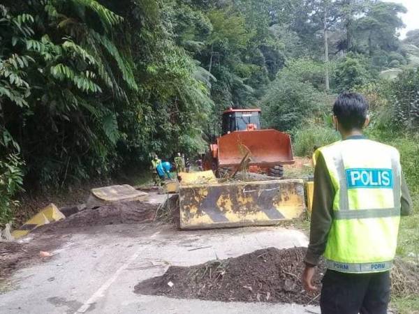 Kerja pemasangan semula pengadang jalan yang dialihkan oleh pihak tidak bertanggungjawab Jumaat lalu.