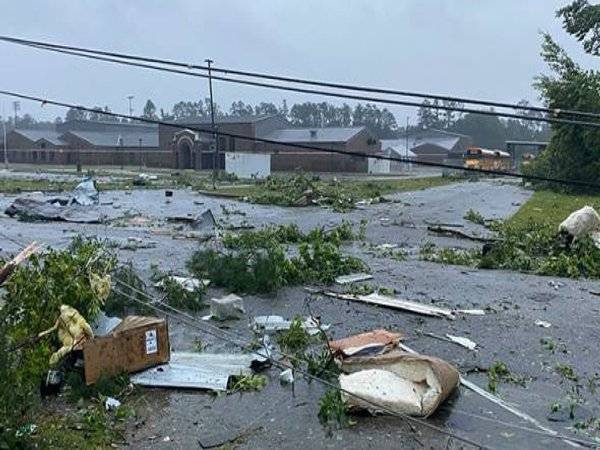 Taufan yang mencetuskan puting beliung, angin kencang dan banjir itu turut memusnahkan puluhan rumah kediaman. - Foto AP