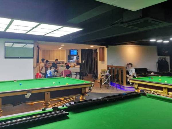 Sepuluh lelaki yang leka bermain snuker termasuk seorang penyelia di sebuah premis di Taman Bukit Indah dikenakan kompaun kerana melanggar SOP PKP.