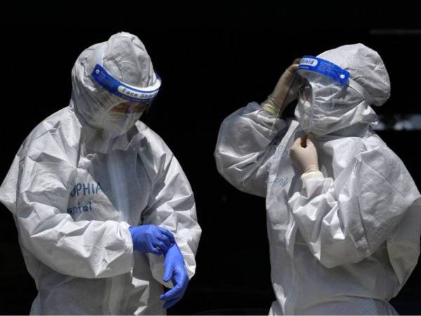 Hanya satu kes jangkitan Covid-19 melepasi tahap empat membabitkan seorang petugas kesihatan yang telah mendapat suntikan lengkap vaksin Covid-19.- Foto Bernama