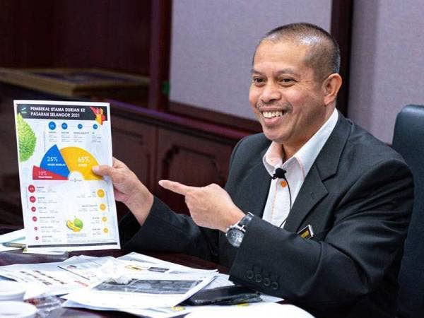 Mohamad Mustahapa menunjukkan harga purata durian hasil daripada pengumpulan maklumat harga yang dilakukan pegawainya.