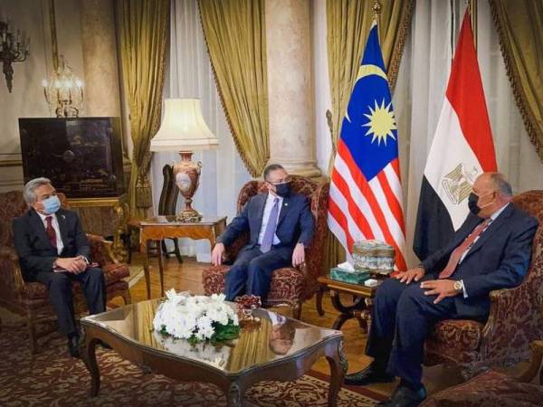 Hishammuddin ketika mengadakan mesyuarat dua hala dengan Menteri Luar Mesir, Sameh Hassan Shoukry di Kaherah. - Foto FB Hishammuddin Tun Hussein