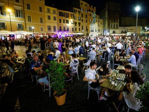 Orang ramai berkumpul di Campo de' Fiori selepas kebanyakan wilayah di Itali berada di bawah zon putih (berisiko rendah). - Foto Reuters