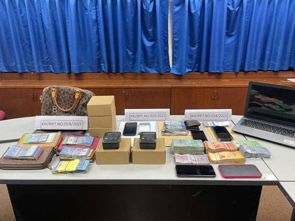 Wang tunai yang dirampas dalam serbuan di sebuah premis dipercayai hasil daripada kegiatan perjudian di bandar Tawau.