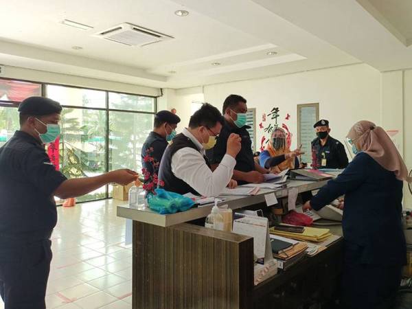 Pemeriksaan pematuhan SOP dijalankan pihak berkuasa terhadap sebuah kilang memproses makanan laut di Kuala Kurau pada Isnin.