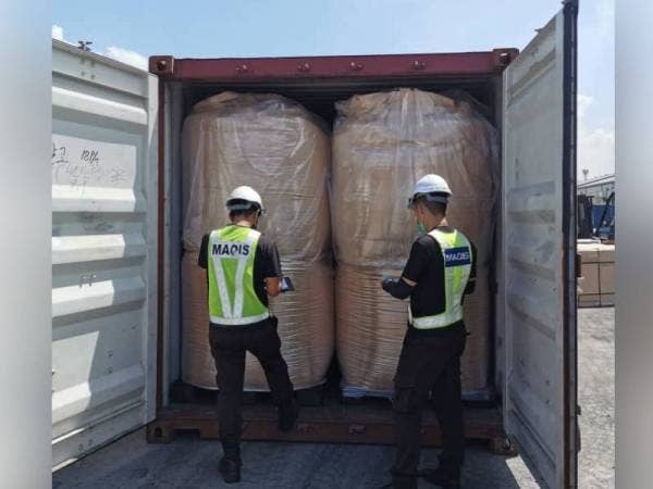 Maqis Selangor merampas 98,400 kg makanan gluten jagung dari Korea di Pelabuhan Klang, pada Ahad.