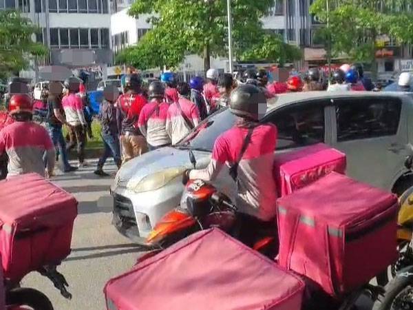 Tular satu video pergaduhan melibatkan sekumpulan individu dipercayai penghantar makanan yang bertindak memukul seorang lelaki dalam kejadian di Jalan Persiaran Setia Perdana, Setia Alam pada petang Isnin.