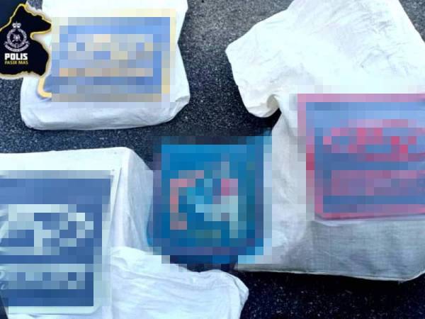 Polis menemui 21 guni mengandungi barangan aksesori lori yang ditinggalkan oleh penyeludup di tebing Sungai Golok berhampiran pangkalan haram Adam, Rantau Panjang pada Isnin.