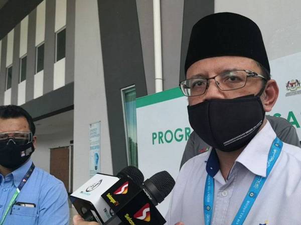 Ahmad Shahir pada sidang media selepas penyampaian pek makanan kepada petugas barisan hadapan di PPV Dewan Berlian, Hospital UiTM Puncak Alam di sini pada Selasa.