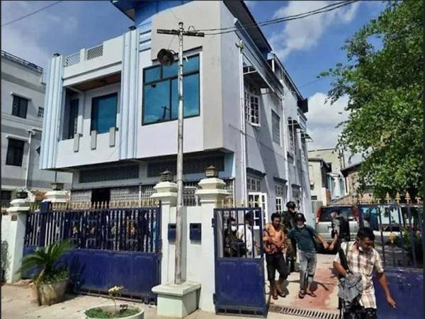 Pasukan keselamatan Myanmar membunuh empat penunjuk perasaan dalam serbuan di Mandalay. Foto AFP