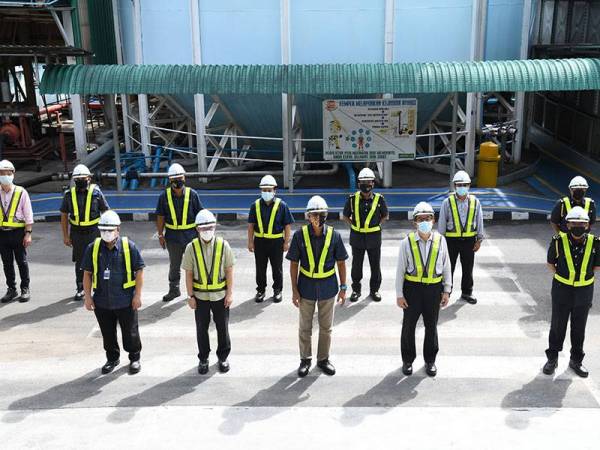 Rosol Wahid (tengah) ketika melakukan lawatan dan pemeriksaan di Kilang Gula CSR Sdn Bhd, Batu Tiga, Shah Alam pada Selasa.