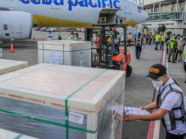 Kargo yang mengandungi vaksin Sinovac Covid-19 tiba di Manila, baru-baru ini. Foto Xinhua