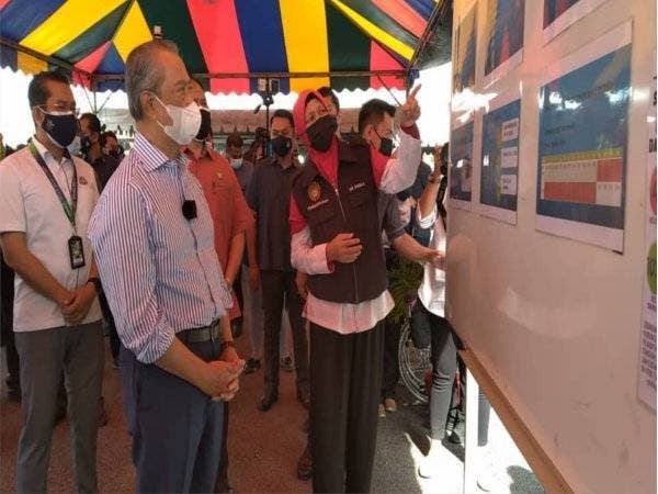 Muhyiddin mendengar taklimat ketika melawat PPV Bukit Gambir pada Selasa.