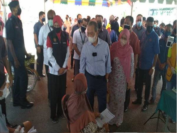 Muhyiddin bertanya khabar dengan penerima vaksin di PPV Bukit Gambir pada Selasa.