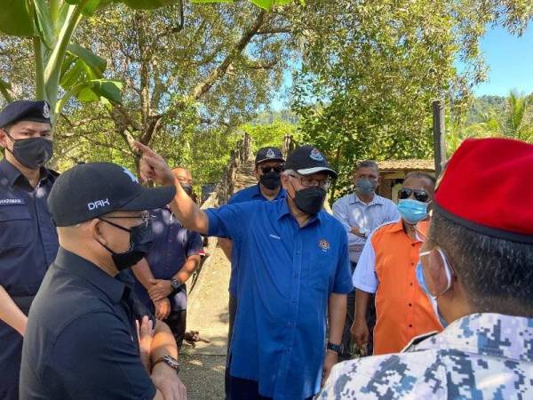 Hamzah ketika melakukan pemantauan dan pemeriksaan Ops Cantas di Langkawi pada Selasa.