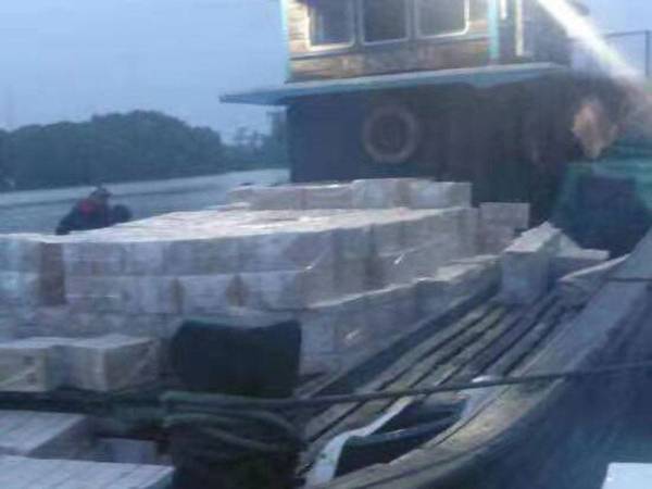 Bot besar membawa rokok seludup bernilai jutaan ringgit.