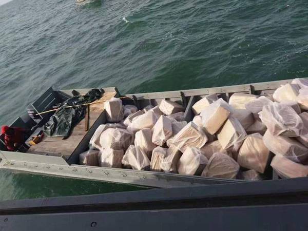 Rokok seludup dibalut rapi dengan plastik bagi mengelakkannya rosak sekiranya terjatuh ke dalam laut.