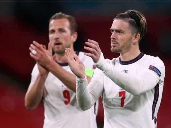 Dua pemain England, Harry Kane (kiri) and Jack Grealish bertepuk tangan ke arah penyokong, selepas tamat perlawanan. - Foto EPA