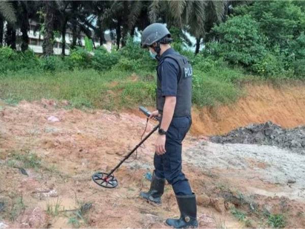 Polis melakukan carian bom di kawasan itu bagi memastikan keadaan selamat. - Foto Polis Johor