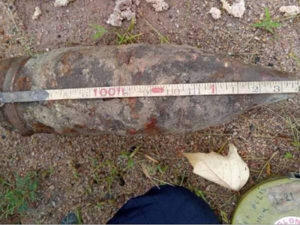 Bom lama yang dijumpai. - Foto Polis Johor