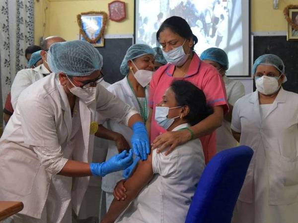 India mencatatkan rekod baharu pemberian lebih 8.5 juta dos vaksin pada Isnin. - Foto AFP