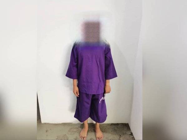 Suspek ditahan di lokap Balai Polis Beaufort untuk siasatan lanjut berkaitan kes urus niaga jual beli pakaian terpakai.