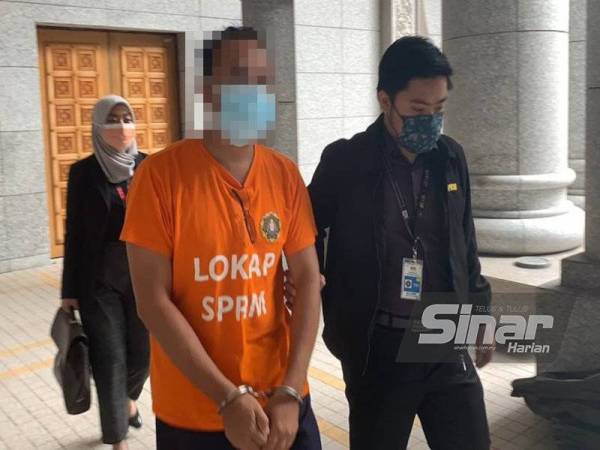 Suspek dibawa ke mahkamah bagi permohonan reman.