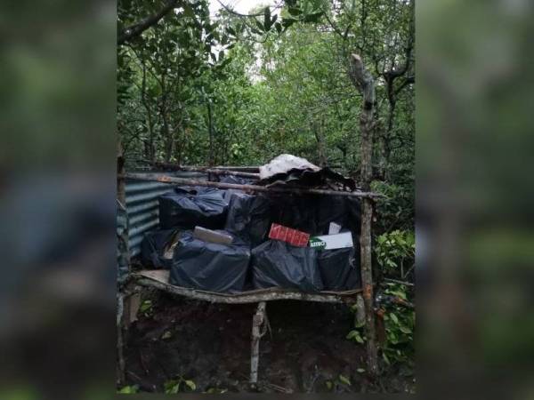 Pelbagai jenis jenama rokok dipercayai diseludup dari negara jiran disembunyikan di sebuah pondok kecil kawasan hutan bakau di Kampung Puyut, Lahad Datu.