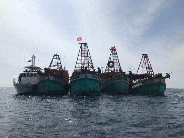 Empat bot nelayan Vietnam dibawa masuk ke jeti Maritim Terengganu untuk siasatan lanjut.