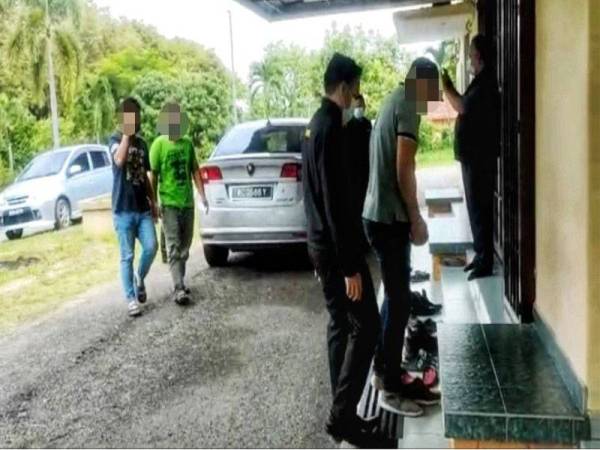 Ketiga-tiga anggota polis dibawa ke Mahkamah Majistret Sungai Petani pada Rabu dengan diiringi pegawai SPRM bagi mendapatkan perintah reman.