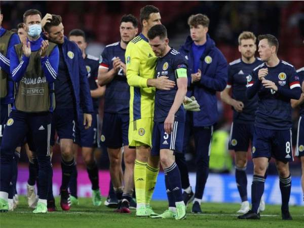 Sebahagian pemain Scotland yang kelihatan kecewa dengan keputusan perlawanan. - Foto EPA