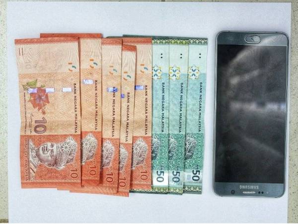 Wang tunai bernilai RM200 serta telefon bimbit yang dirampas dalam serbuan membabitkan sebuah kereta di hadapan kolam pancing udang di daerah Baling. pada Selasa.