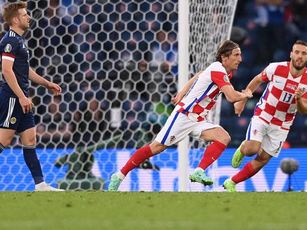 Modric (tengah) meraikan jaringan kedua Croatia semasa aksi Kumpulan D saingan Euro 2020 di Stadium Hampden Park, Glasgow. FOTO: AFP