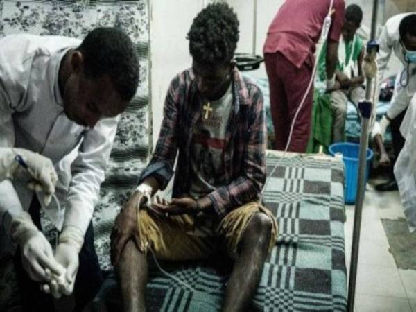 Seorang lelaki dirawat di sebuah hospital di Mekele selepas sebuah pasar di kampung Togoga, Tigray dijadikan sasaran dalam serangan udara yang berlaku pada Selasa lalu. - Foto AFP