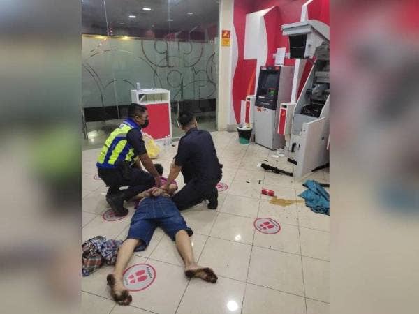 Suspek berjaya ditahan ketika sedang memecahkan mesin CDM di Balik Pulau pada malam Rabu.