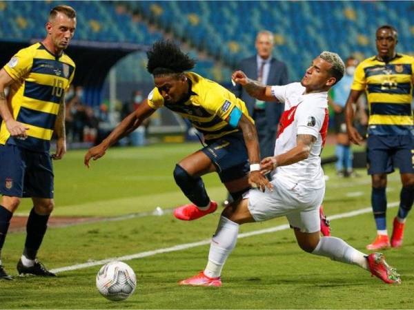 Antara aksi menarik pertemuan Peru menentang Ecuador dalam perlawanan Kumpulan B Copa America 2021 di Stadium Olimpico Pedro Ludovico, pada Khamis.