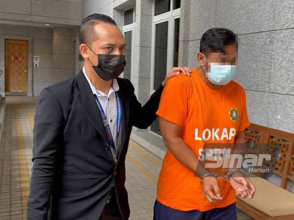 Suspek hadir ke mahkamah diiringi oleh pegawai SPRM untuk permohonan reman.