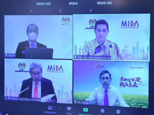 Mesyuarat yang diadakan secara maya itu turut disertai oleh Mohamed Azmin Ali dan Arham.