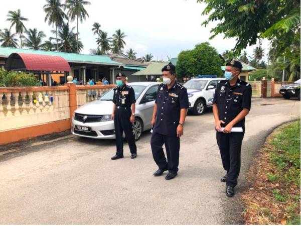 Abdullah (tengah) bersama Abdul Rahim Daud (kiri) melihat lokaliti Perintah Kawalan Pergerakan Diperketatkan (PKPD) Kampung Pulau Tukang Dollah Pengkalan Chepa, Kota Bharu yang akan bermula jam 12.01 tengah malam ini sehingga sehingga 8 Julai ini.