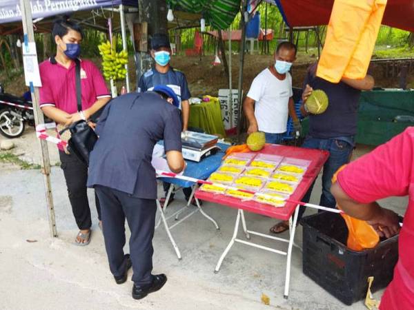 Penguat kuasa KPDNHEP melakukan pemeriksaan di gerai durian di sekitar Seremban pada Isnin lalu.