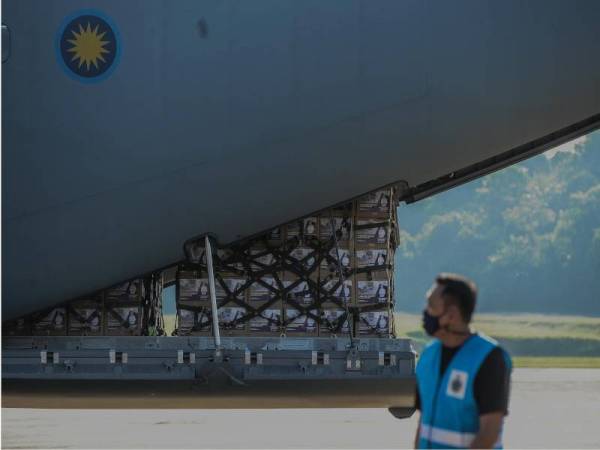 Pesawat Tentera Udara Diraja Malaysia (TUDM) yang membawa sumbangan bakul keperluan asas Kementerian Pembangunan Wanita, Keluarga dan Masyarakat (KPWKM) bersiap sedia untuk berlepas dari Pangkalan TUDM Subang ke Labuan, pada Khamis. - Foto Bernama