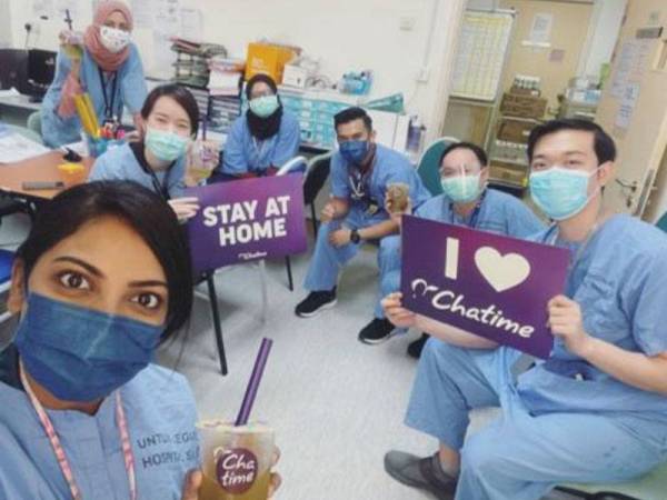 Chatime turut mengagihkan minuman kepada barisan hadapan yang bertugas di hospital.