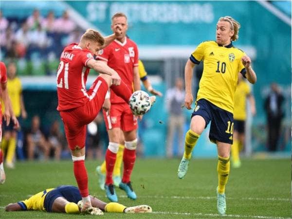 Pemain tengah Poland, Kamil Jozwiak (kiri) bersaing dengan Forsberg semasa aksi Kumpulan E Euro 2020 di Stadium Saint Petersburg. - Foto AFP