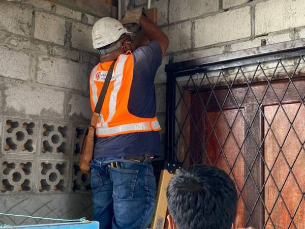 Kakitangan SESB memutuskan bekalan elektrik di premis yang disyaki dijadikan pusat perjudian dalam talian.