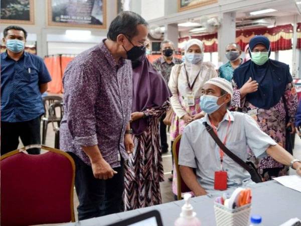 Ahmad Samsuri beramah mesra bersama penerima vaksin ketika melawat PPV Kuala Berang pada Khamis.