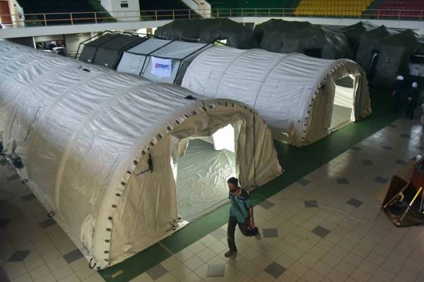 Khemah Persatuan Perubatan Malaysia (Mercy Malaysia) yang siap didirikan pada persiapan Hospital Medan di Dewan Serbaguna Perbadanan Labuan pada Khamis. -Foto Bernama