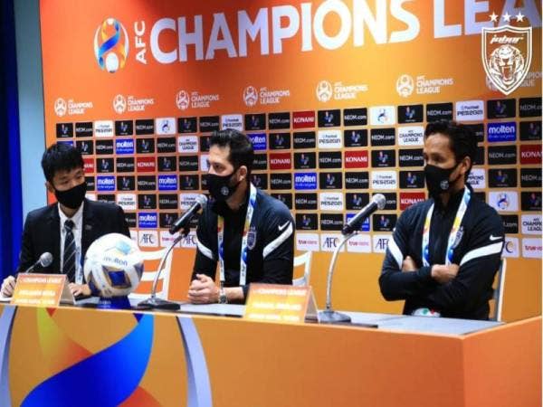 Mora (tengah) dan Farizal (kanan) dalam sidang media pada Khamis.