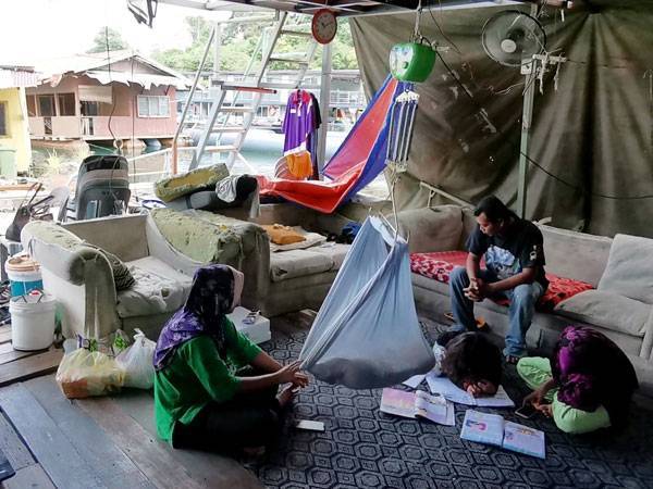 Keadaan di dalam rumah bot yang kini dijadikan tempat berteduh buat keluarga Samsuddin bersama isteri serta empat anaknya ketika ditemui pemberita pada Khamis.